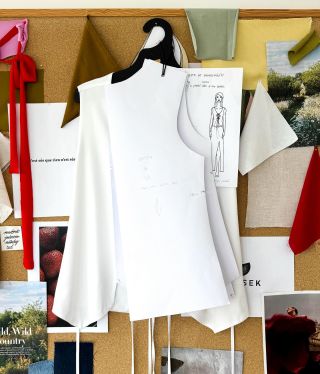 Právě došíváme tyto vyprodané vesty ze 100% viskózy ❤️‍🔥 Bude posledních pár kousků z tohoto krásného vintage materiálu 🙌...