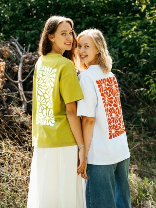 Tohle sesterské focení byla jedna velká radost! Anička a @eliskaviravova rozkvetly v tričkách @kousek 🌱🌸🌿🌻 #mujkousek...