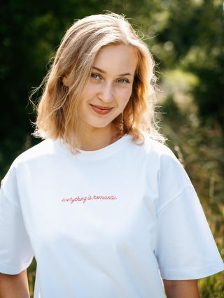 Krása je v každodenních maličkostech 🫶#everythingisromantic A tenhle Kousek je toho připomínkou! Bílé triko v unisex...